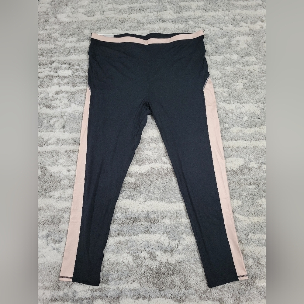 Black Leggings with Curved Design Moisture-Wicking Fabric